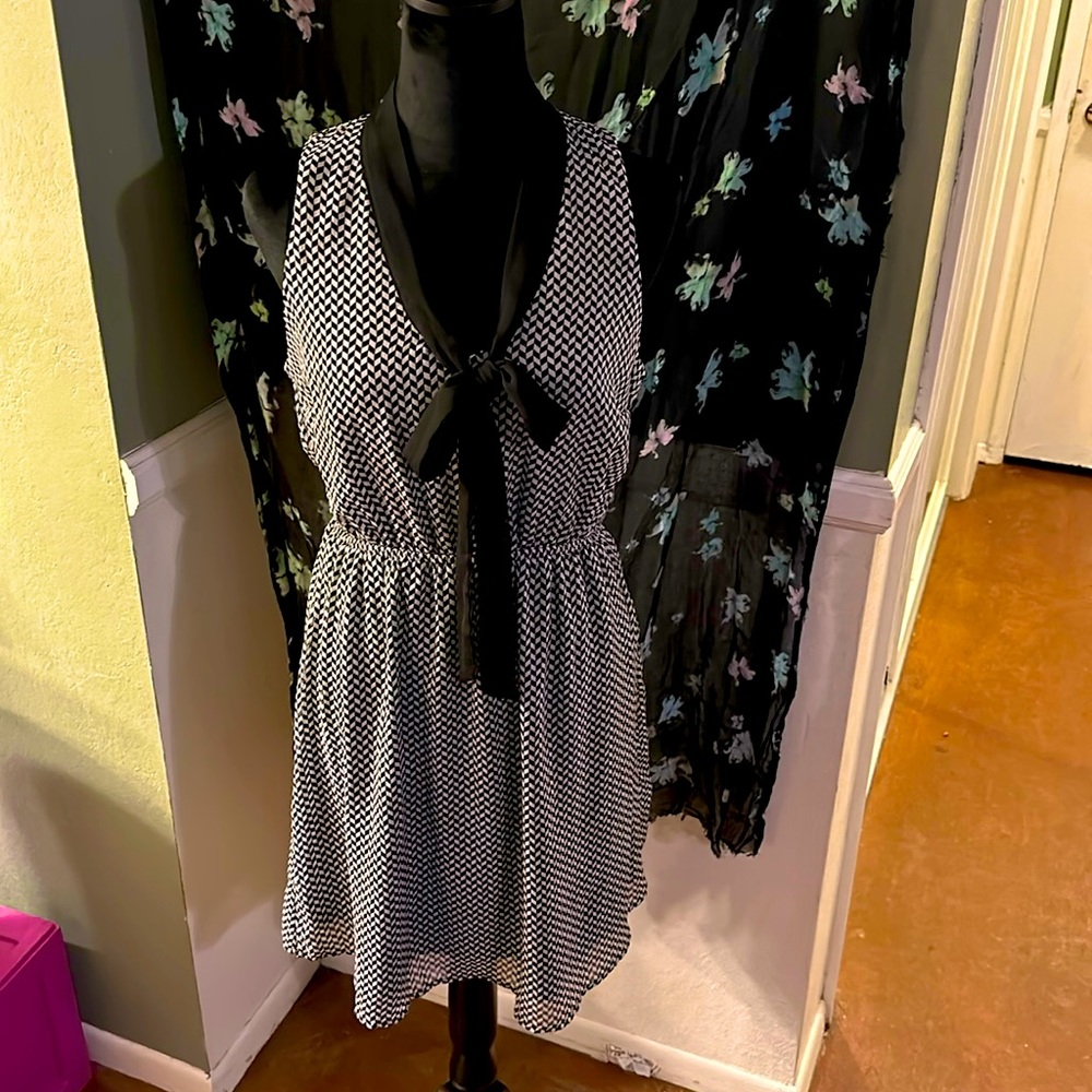 Light and flow sleeveless black/white dress by Xhilaration Size M. NWT! 👌